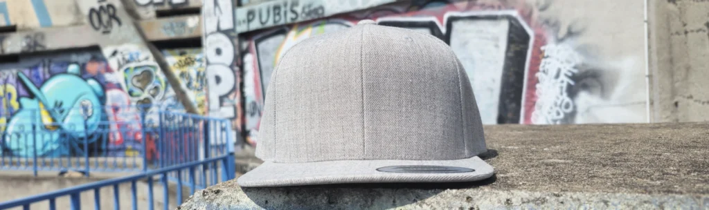 Casquette snapback vue de face et fond streetwear