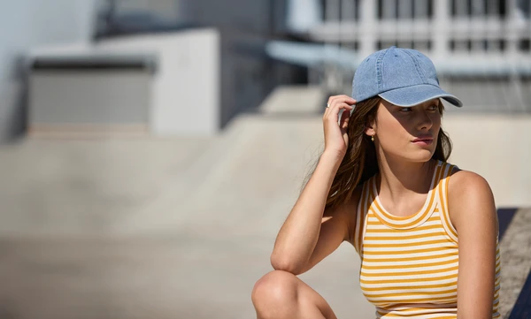 Femme portant une casquette de chez beechfield