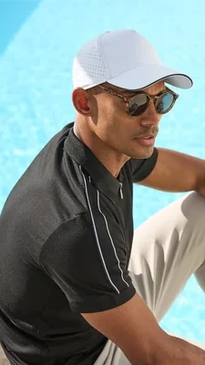 Homme portant une casquette de chez beechfield