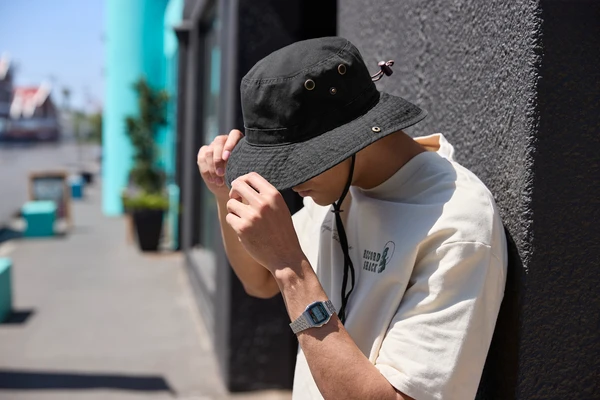 Homme portant un chapeau de chez beechfield