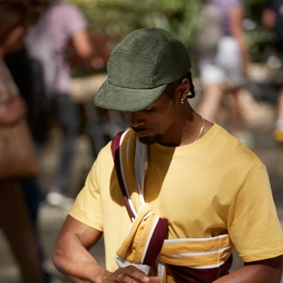 Homme portant une casquette camper de chez beechfield