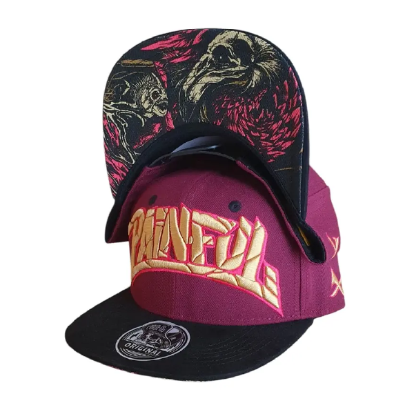 Casquette Snapback | Ma Carapace Casquette snapback Painful Flamingo bordeaux à visière plate noire et broderie dorée contour fuchsia